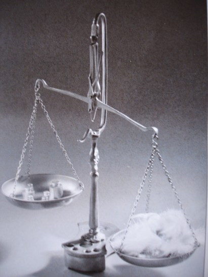 Justice et inégalité - les plateaux de la balance by Frachet, Jan 2010, Public Domain via Wikimedia Commons