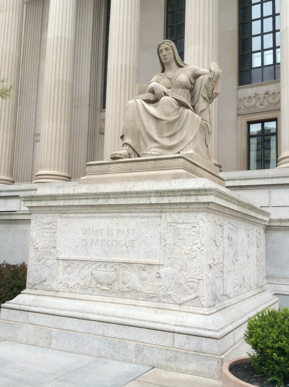 What's Past is Prologue statue, National Archives in Washington DC, 2015 Amy Cools