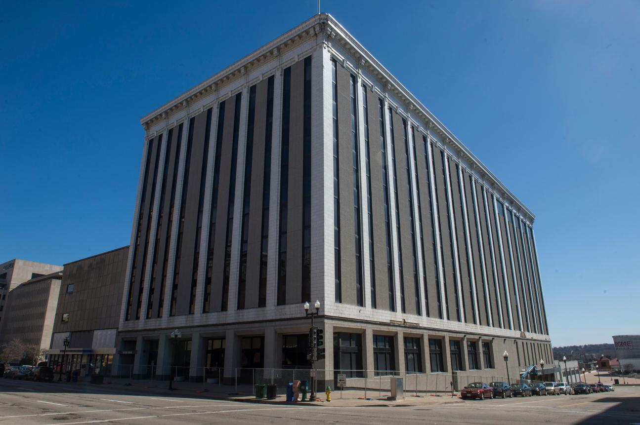 Chase Bank Building, photo by Dave Zalaznik, use courtesy of Peoria Journal Star, Illinois